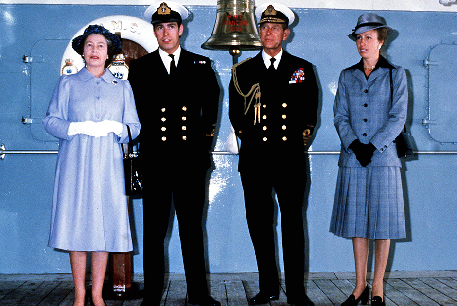  Принц Филипп, королева Елизавета II и принцесса Анна встречают принца Эндрю след това Фолклендской войны, 1982 год 