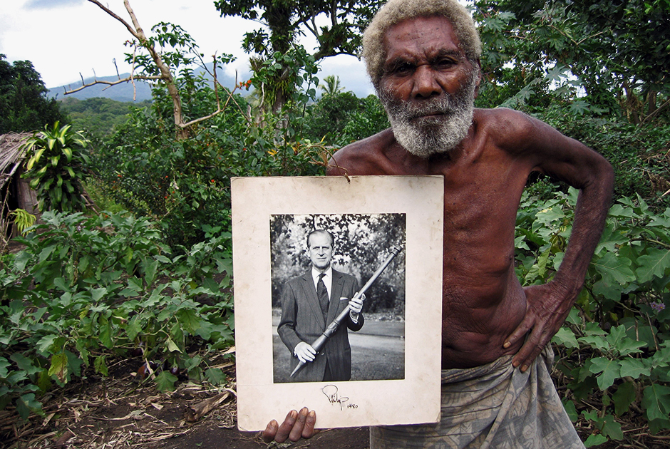  Вождь Джек Наива с острова Танна демонстрирует фото принца Филиппа с дубиной нал-нал, 2008 год 