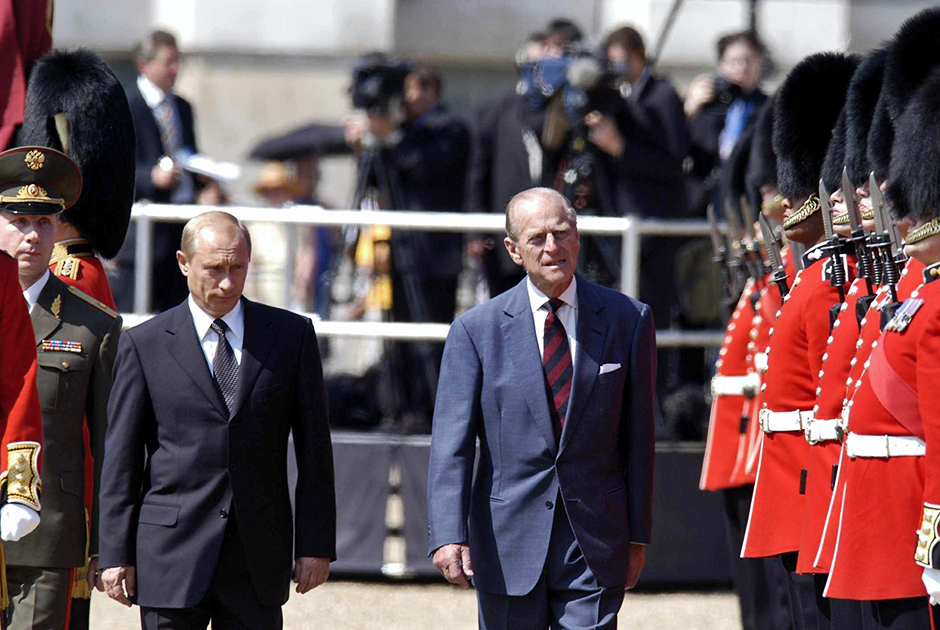 В начале 2000-х годов принц Филипп продолжал активно работать и стал отходить от дел лишь после своего 90-летия. О его отставке было объявлено в 2017 году, когда принцу было 96 лет. Несмотря на это, он иногда сопровождал королеву во время официальных мероприятий. В последние годы принц Филипп часто жил в собственном коттедже отдельно от королевы и в 2020 году не только не стал участвовать в переговорах по поводу переезда принца Гарри в США, но даже не встретился с внуком. 