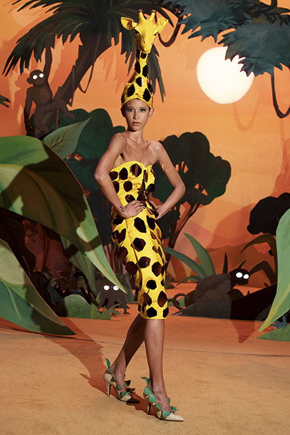 На этот раз понятие «высокая мода» модельеры итальянского бренда Moschino восприняли чересчур буквально. На модном шоу в Милане, вдохновленном дикой природой, марка представила костюмы, кроем и расцветкой напоминающие представителей африканской фауны. Помимо наряда жирафа, скорее похожего на костюм для детского утренника, чем на произведение известного дизайнера, на подиуме показали своеобразных леопарда, крокодила и корову.
