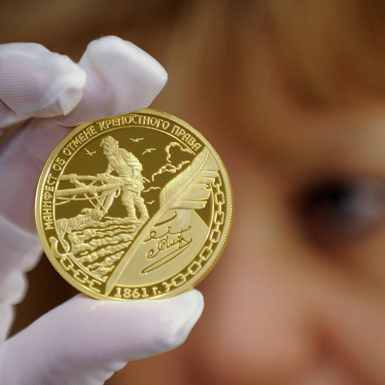 Рубль становится золотым. Центробанк золотые монеты. Золотые инвестиционные монеты. Золотые юбилейные монеты. ЦБ золотые монеты России.