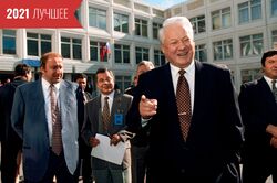 Борис Ельцин после голосования на избирательном участке, 1996 г.