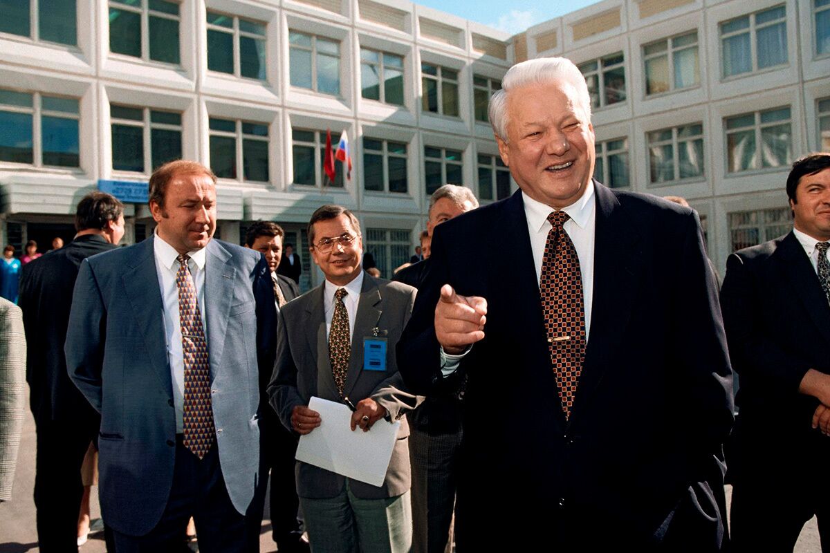 Борис Ельцин после голосования на избирательном участке, 1996 г.