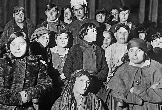 Заведующая женотделом ЦК ВКП(б) Александра Михайловна Коллонтай среди делегаток совещания женщин Востока, 1920 год