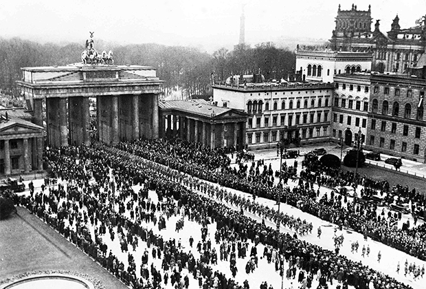 Парад нацистских войск у Бранденбургских ворот, Берлин, 6 марта 1933 года