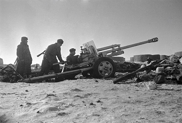 Сталинград, декабрь 1942 года. Наводка в районе нефтеналивных баков на берегу Волги. Расчет 76-мм пушки ведет огонь по врагу