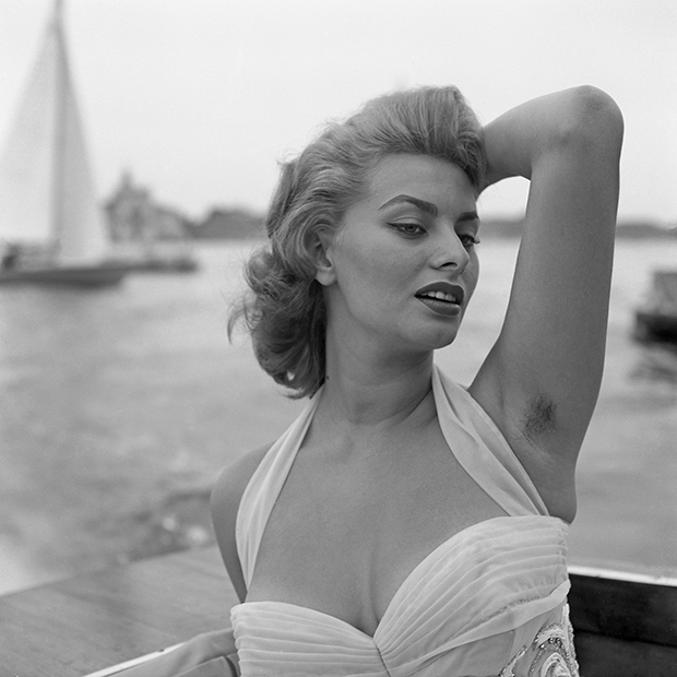 В 1950-е годы небритые подмышки считались нормой. Софи Лорен в Венеции, 1955 год