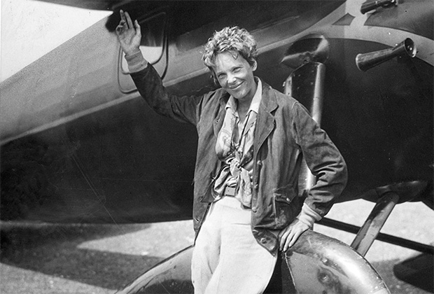 Амелия Эрхарт рядом с самолетом