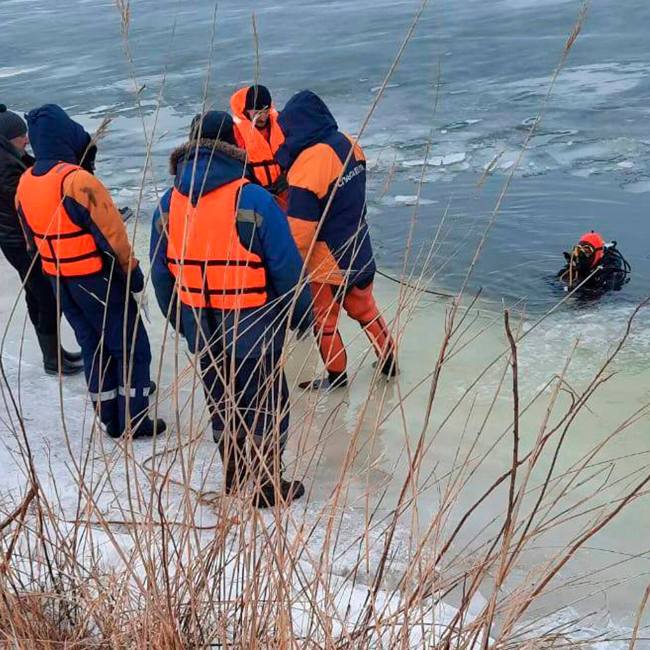 Пропали два рыбака. Провалился под лед Приморье.