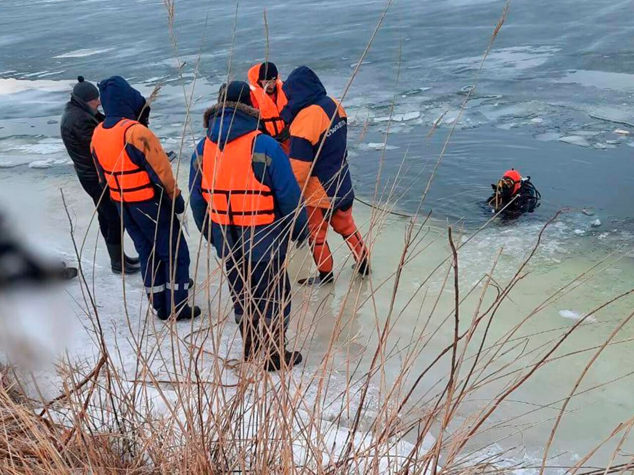 Семья россиян с тремя детьми провалилась под лед в автомобиле и погибла:  Общество: Россия: Lenta.ru