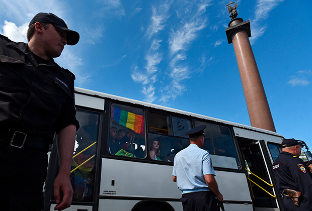 ЛГБТ-активисты, задержанные во время несанкционированного митинга в рамках IX Санкт-Петербургского Прайда, в автобусе на Дворцовой площади