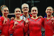 Джон Геддерт с гимнастками сборной США на Олимпийских играх в Лондоне