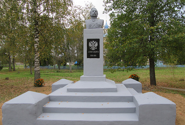 Памятник Александру II в центре села Берново Тверской области