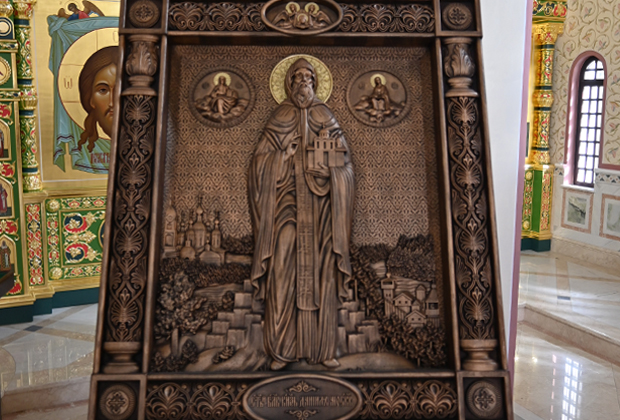 Резная икона с ликом Благоверного Даниила Московского, хранящаяся в храме