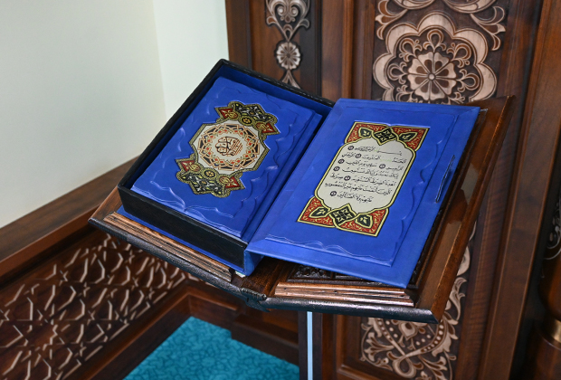 Коран с металлическим листами — главная святыня мечети храмового комплекса