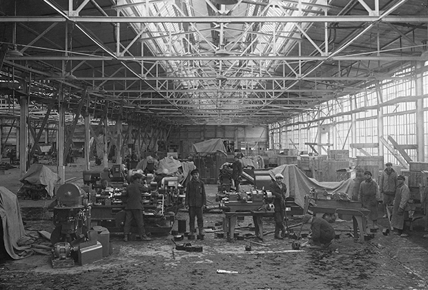 Монтаж оборудования в строящихся цехах ГАЗа. 1931 год