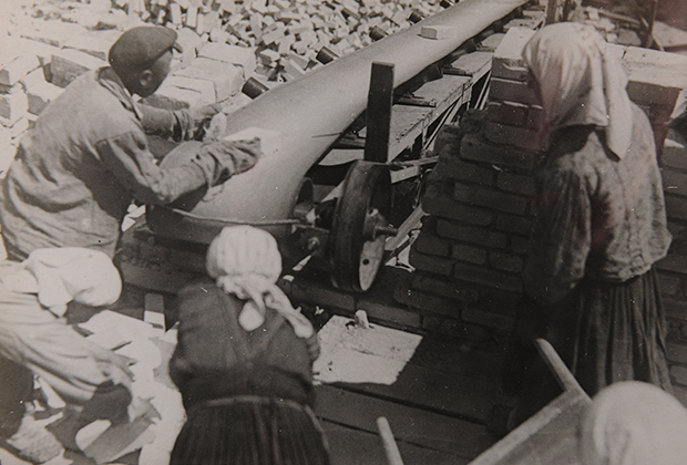 Подача кирпича на строительные площадки завода ленточными транспортерами. 1931 год