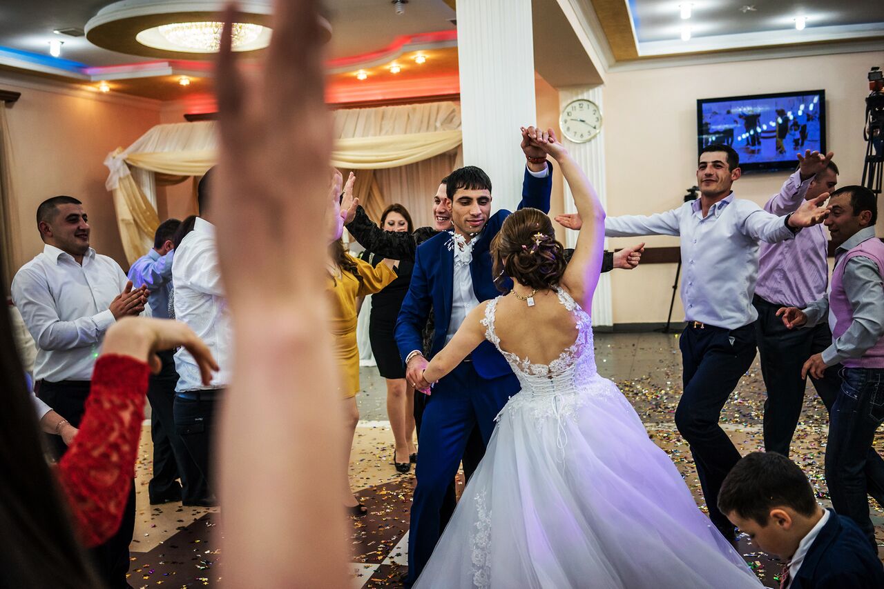 Армянский танец девушки