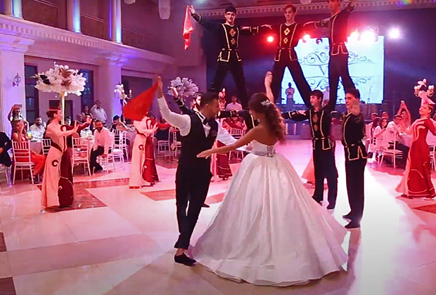 Жених и невеста исполняют традиционный армянский свадебный танец 