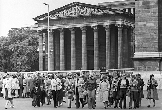Венгрия, Будапешт. Советские туристы у Музея изобразительных искусств. 1978 год