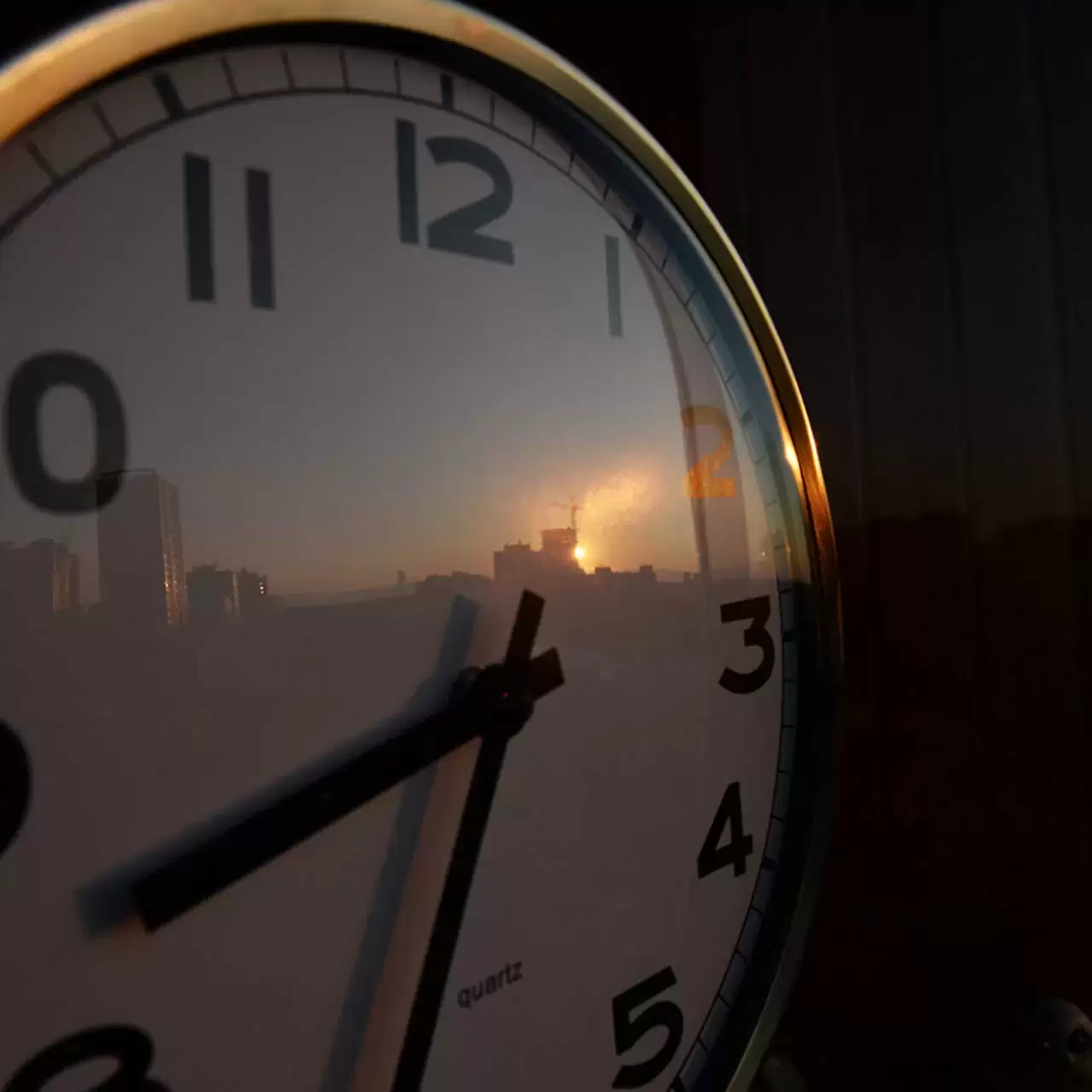 Украина перевела часы на летнее время. 2 Часа ночи на часах стрелки. Часы Украина. 19 Часов вечера. На Украине часы переводят на летнее время.