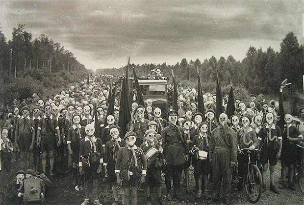 Оборона пионеров. Школьники в противогазах участвуют в тренировочном походе. Ленинградская область, 1937 год