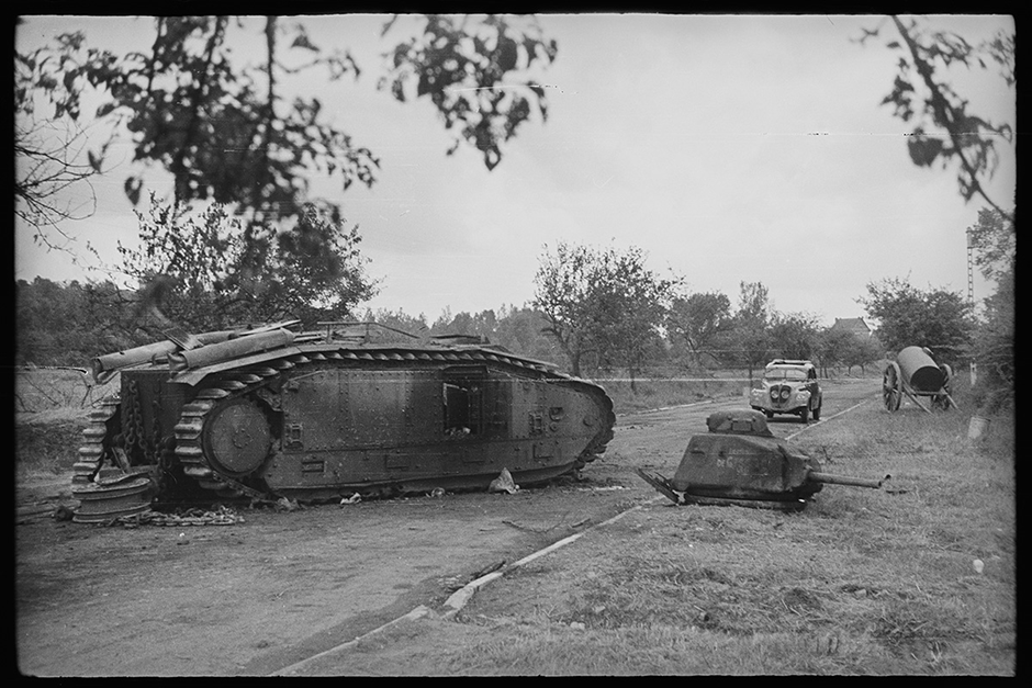 Подбитый французский тяжелый танк Char B1. Франция, 1940 год.