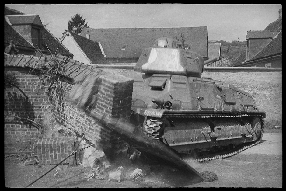 Французский средний танк Somua S35 таранит кирпичную ограду одного из домов. Франция, 1940 год.