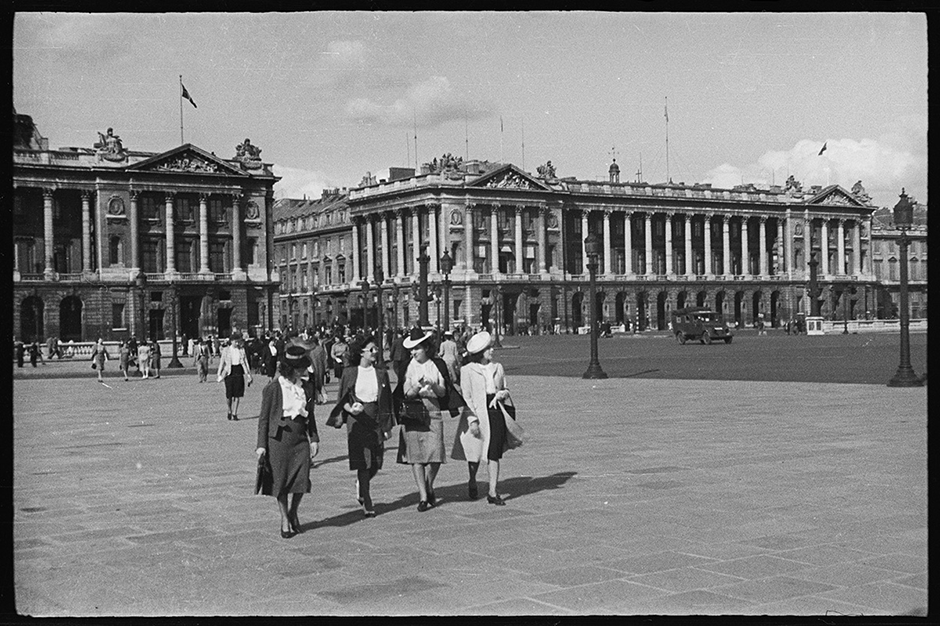 Французские девушки на площади Согласия. Париж, Франция, 1940 год.