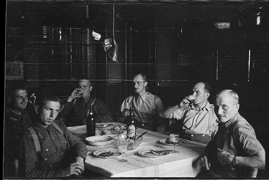 Немецкие военные пьют пиво после обеда. Париж, Франция, 1940 год.