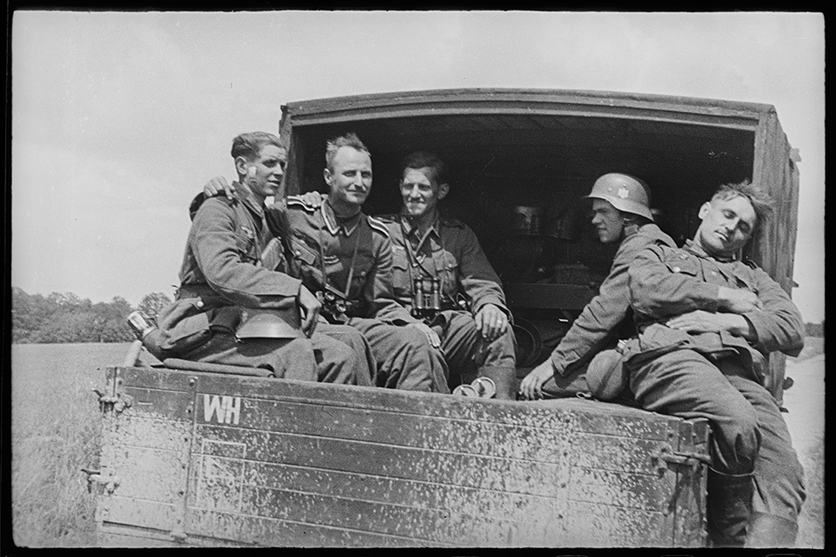 Немецкие военные в кузове военного грузовика. Франция, 1940 год.