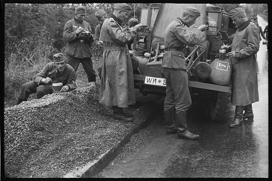 Немецкие военные обедают во время привала. Франция, 1940 год.