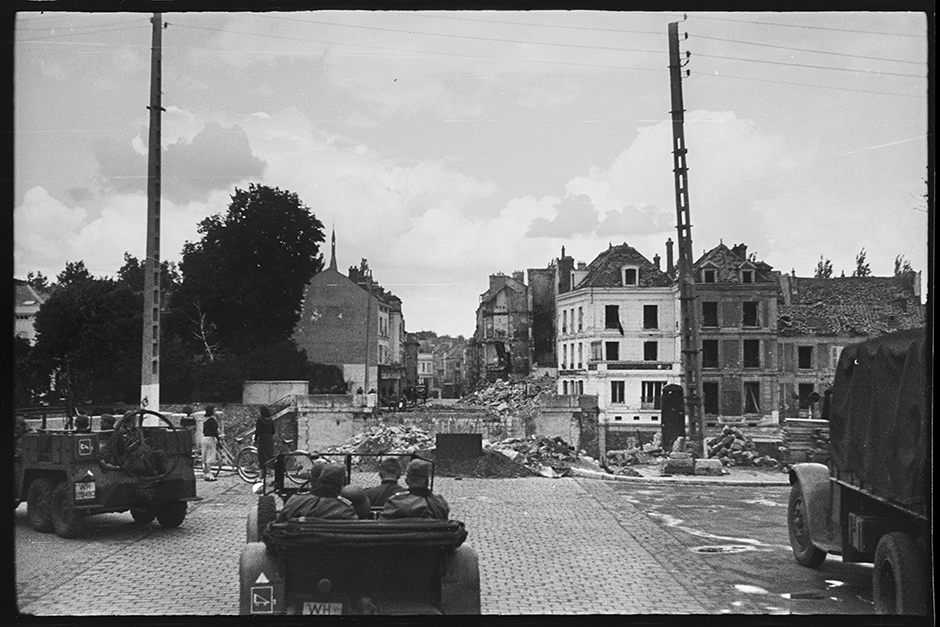 Колонна немецких войск движется по разрушенному городу. Франция, 1940 год.

