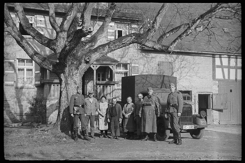 Проводы из дома на фронт. Германия, 1940 год.