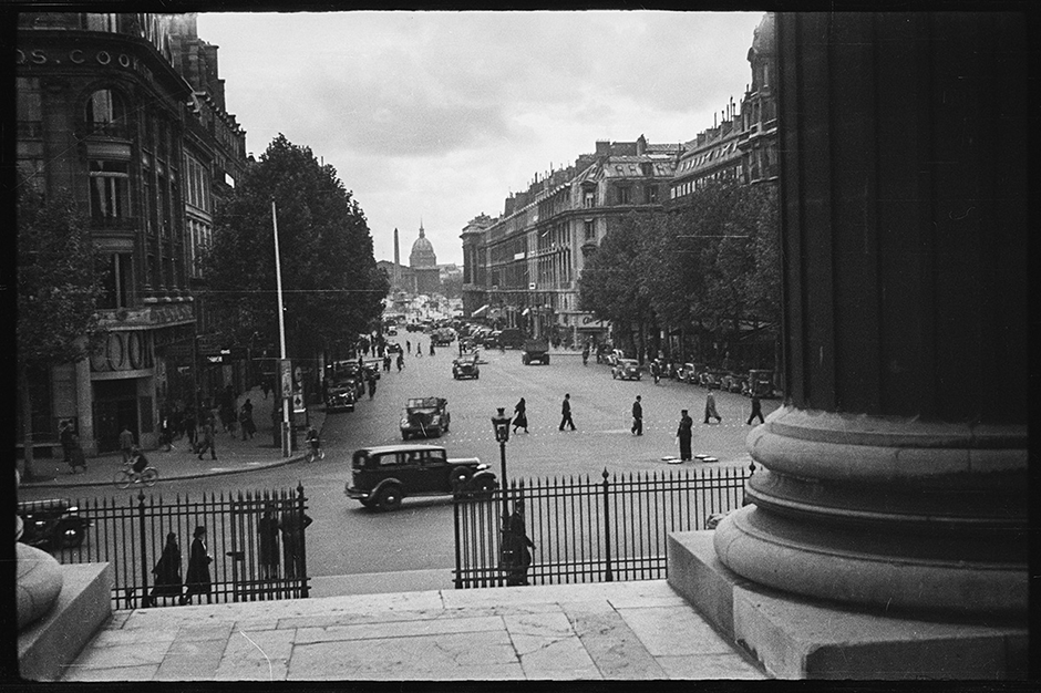 Вид на улицу Руаяль в сторону площади Согласия со ступеней церкви Мадлен. Париж, Франция, 1940 год.