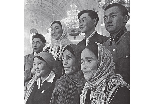 Депутаты Верховного Совета СССР в Кремле. Москва, 1937-1938 годы