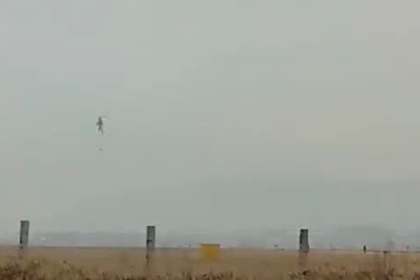 Российский парашютист зацепился за вертолет и попал на видео