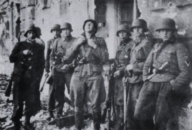 Ученики СС-гренадеров и дополнительных бригад в Елгавском замке во время оборонительных боев в конце июля 1944 года