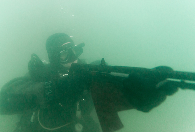 Боевой пловец с автоматом для подводной стрельбы