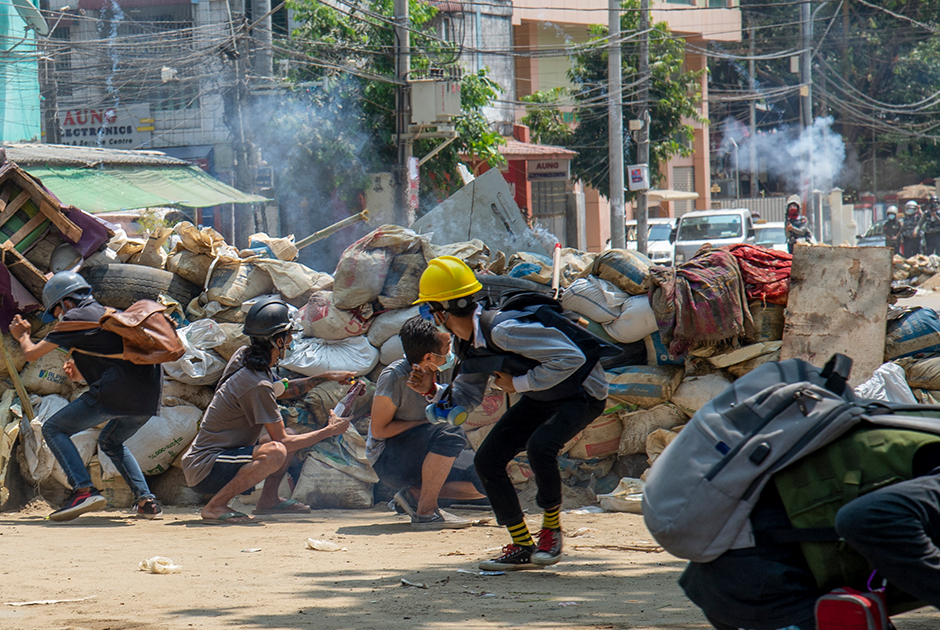 В дни протеста крупнейший город Мьянмы Янгон практически превратился в поле битвы: протестующие возводили баррикады, поджигали автомобильные шины и бросали в силовиков бутылки с зажигательной смесью. В ответ против демонстрантов использовали слезоточивый газ и боевые патроны. 

Костяк народного сопротивления — молодежь, на улицы выходили даже подростки и дети. Неслучайно символом протестов стал жест, позаимствованный из подростковой антиутопии «Голодные игры»: поднятые вверх три пальца — указательный, средний и безымянный. 