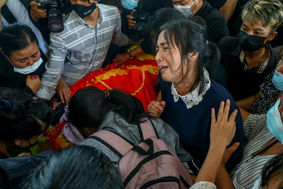 Еще одна жертва продолжающегося в стране насилия — 18-летний студент-медик Хант Ньяр Хайн. Он был застрелен полицией во время протестов в Янгоне 14 марта 2021 года. В то воскресенье силовики устроили настоящую бойню, было убито не менее 70 человек, а на следующий день — еще 20.

Спустя два дня в Янгоне прошли массовые похороны, проститься с погибшими вышли сотни людей. Пока собравшиеся скандировали революционные лозунги, мать Ханта рыдала над телом сына: «Пусть убьют меня прямо сейчас, пусть убьют меня, но вернут сына...»