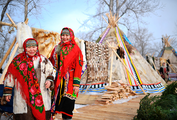 Женщины в национальных костюмах в этнодеревне на острове Татышев в Красноярске