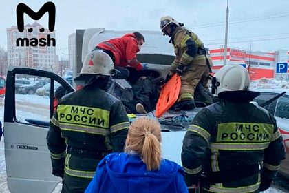 В России ребенок упал с 23-го этажа на автомобиль и выжил