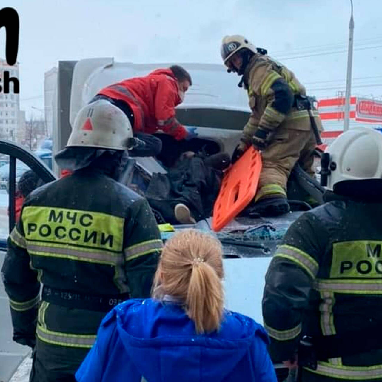 В России ребенок упал с 23-го этажа на автомобиль и выжил: Общество:  Россия: Lenta.ru