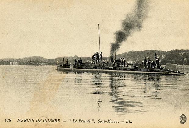 Одна из первых французских подводных лодок Le Fresnel. Для хода по поверхности на ней использовался паровой двигатель  