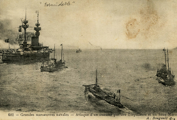 Учебная атака подводной лодки и миноносцев на броненосец Formidable (класса Amiral Baudin)  