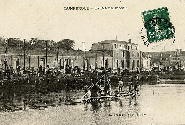 Одна из первых французских подводных лодок проходит вдоль строя миноносцев в Дюнкерке