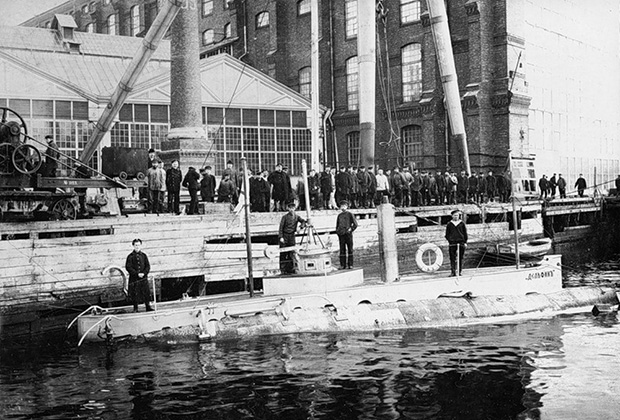 «Дельфин» у стенки Балтийского завода. 1903 год 