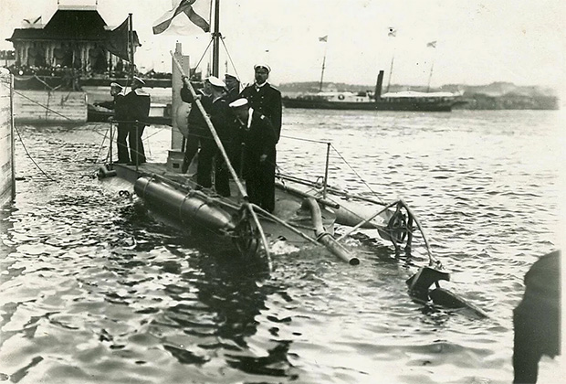 «Дельфин» отдает швартовые концы на учениях в Кронштадте. 1904 год 