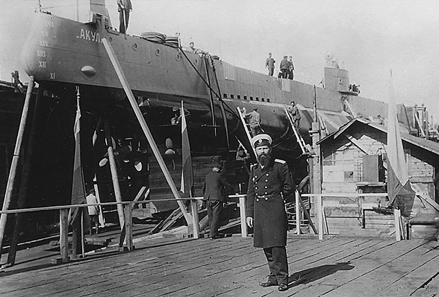 Конструктор подводных лодок Иван Григорьевич Бубнов и одна из его субмарин «Акула» (развитие проекта «Касатка»). 1909 год. В ноябре 1915 года «Акула» погибла, подорвавшись на мине 